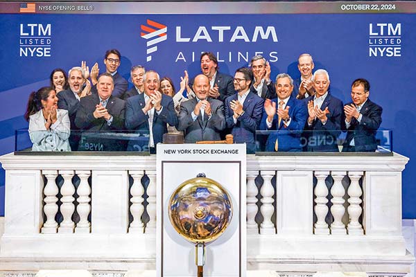 <p>A casi dos años del Capítulo 11: Latam toca la campana de apertura y sella su aterrizaje en la Bolsa de Nueva York</p>
