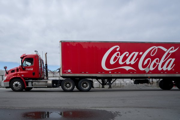 <p>Coca-Cola reporta sólidas ventas gracias a altos precios, pero estancamiento en volúmenes preocupa a los inversionistas</p>