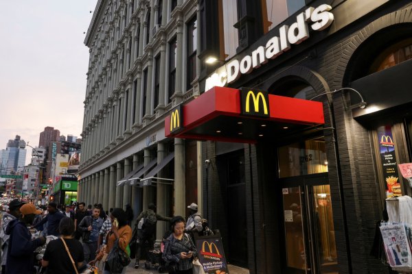 <p>McDonald's corre para intentar contener el impacto del brote de bacteria que dejó un muerto en EEUU</p>
