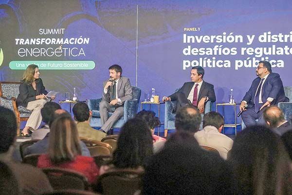 <p>Diego Pardow, ministro de Energía; Juan Carlos Jobet, exministro de la cartera; y Juan Meriches, director ejecutivo de Empresas Eléctricas.</p>
