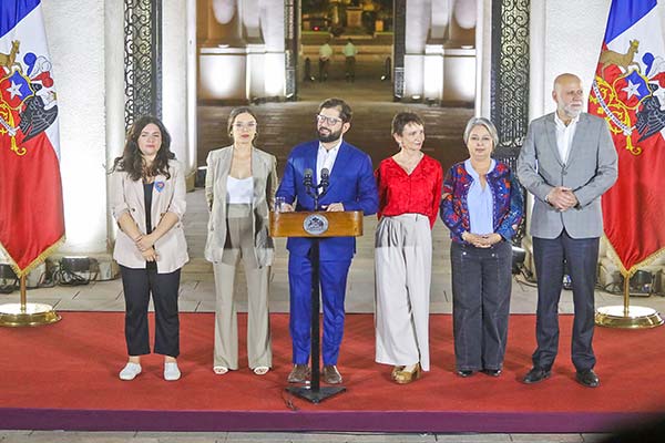 <p>Rodeado de su comité político el mandatario comentó los resultados electorales. Foto: Agencia Uno</p>