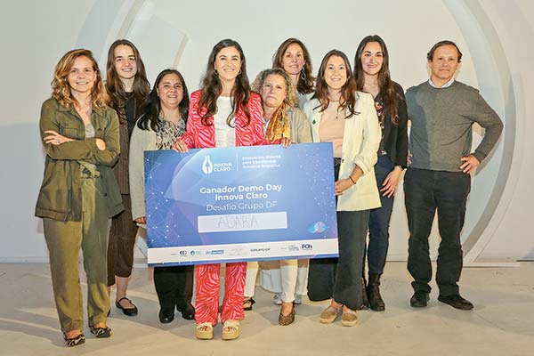 <p>Al centro, Magdalena Carmona (Adara), junto al equipo de Bazar ED del Grupo DF.</p>