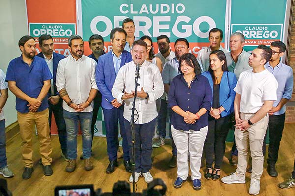 <p>Claudio Orrego y Evelyn Matthei hicieron de cabeza en los encuentros con alcaldes que marcaron la jornada de este lunes. Foto: Aton</p>