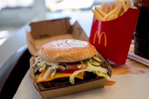 <p>Ventas de McDonald’s se hunden tras mortal brote de E. coli que afectó a sus hamburguesas en EEUU</p>
