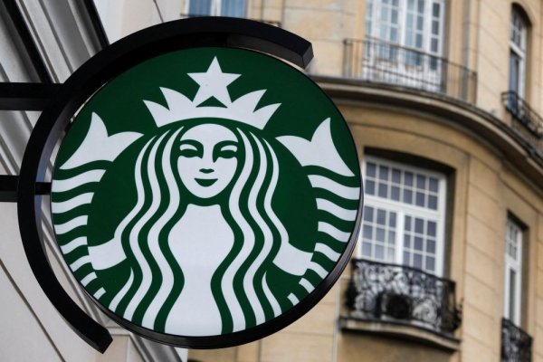 Starbucks amenaza con despedir a sus empleados corporativos que se nieguen a regresar a trabajar a sus oficinas