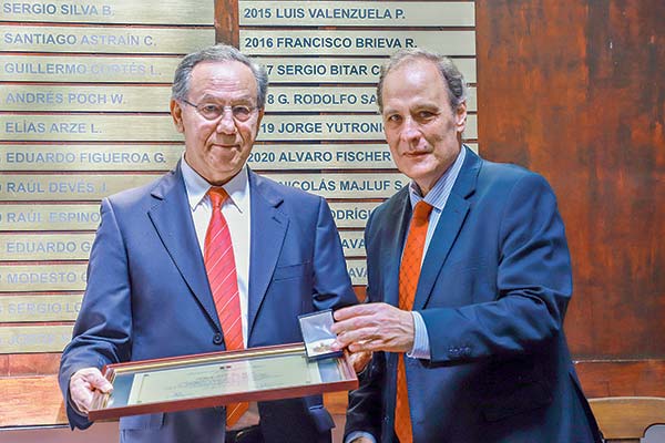 Instituto de Ingenieros de Chile entrega su máximo galardón a Andrés Navarro, fundador de Sonda