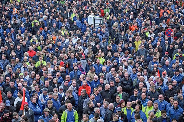<p>Trabajadores de Volkswagen se reunieron este lunes frente a la sede de la empresa en Wolfsburg, Alemania. Foto: Reuters</p>