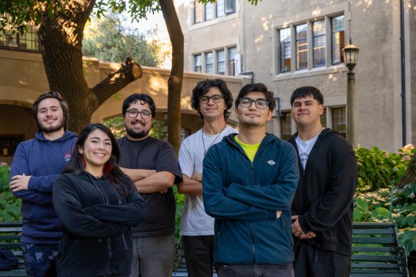 <p>El equipo detrás del desarrollo de DialogApp: Rolando Rojas, Camila Mena, Vicente Cuevas, José Escobar, Jorge Cáceres y Felipe Fuentes.</p>