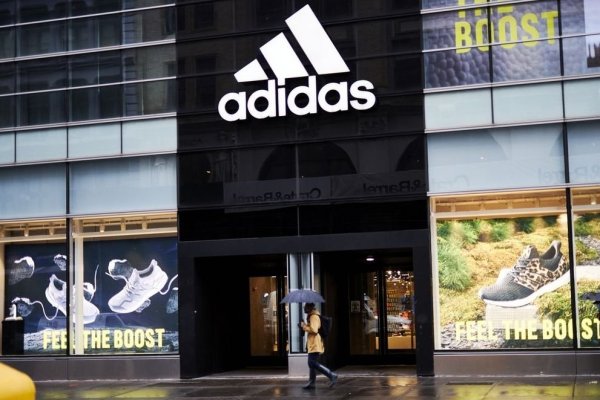 Adidas reporta mayores ventas en la mayoría de sus operaciones a medida que avanza su plan de relanzamiento