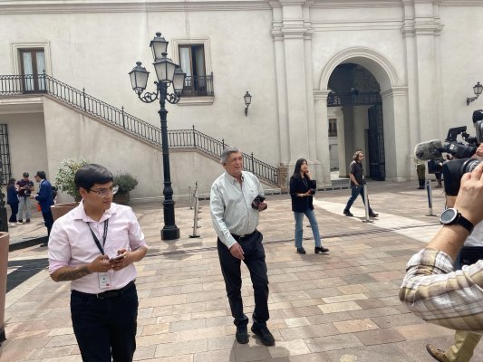 <p>Boric inicia contactos de cara a cambio de gabinete y recibe a timonel del PC en La Moneda</p>