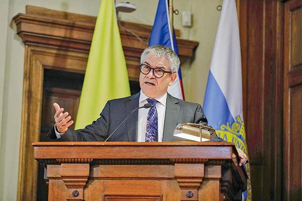 <p>El ministro de Hacienda, Mario Marcel, expuso ayer en un encuentro de Clapes. Foto: Hacienda</p>