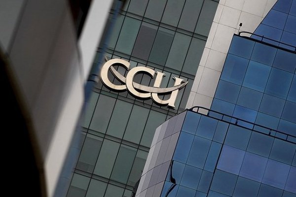 Fitch baja clasificación internacional de CCU aludiendo a su "apalancamiento neto alto"