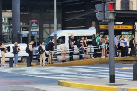Argentina paralizada: vuelos retrasados y largas filas para los autobúses, el único medio de transporte activo