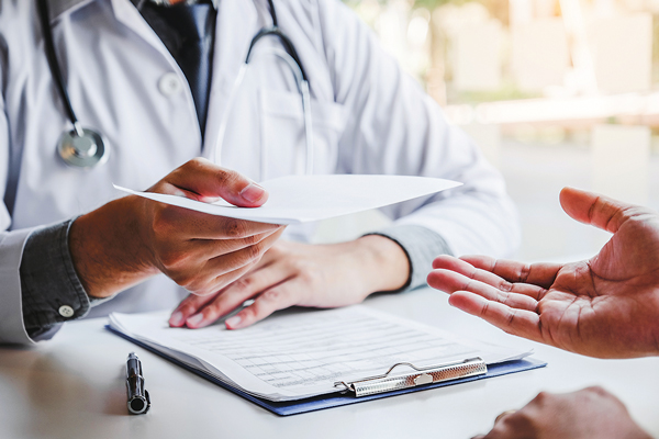 Contraloría tras auditar Fonasa: grandes emisores de licencias médicas emitieron 1,5 documentos por hora