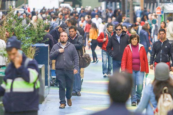 <p>Transferencias directas desde el Estado a las personas pierden incidencia en el Presupuesto 2025, mientras sube el peso del gasto para pagar personal</p>