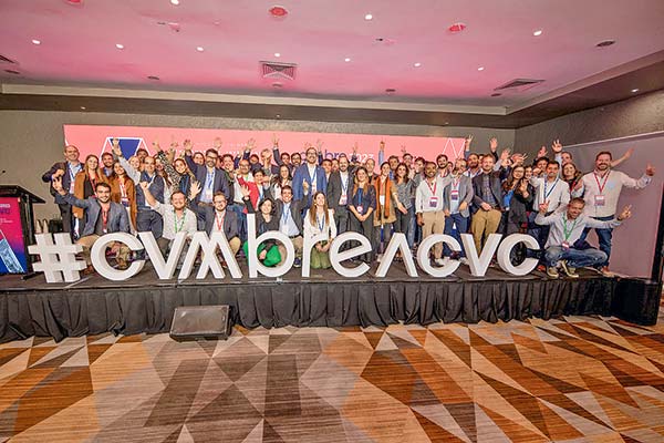 <p>Más de 400 personas llegaron a la primera edición de la Cumbre ACVC en 2023.</p>
