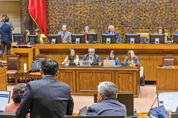 <p>Uso prudente del FEES y más control a ingresos: Marcel se abre a un acuerdo para destrabar Presupuesto</p>