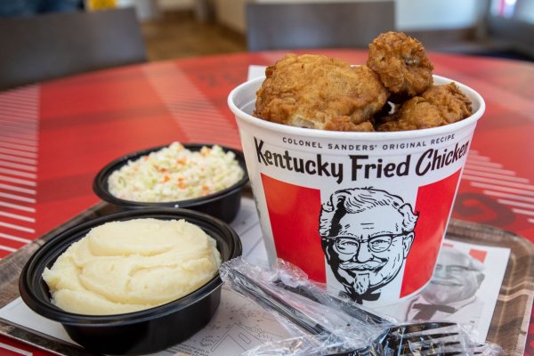 Yum! Brands, dueña de KFC y Pizza Hut, no cumple las estimaciones de ventas de Wall Street
