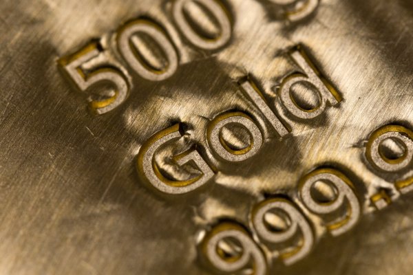 Oro se mantiene cerca de su último máximo histórico a medida que avanzan elecciones en EEUU