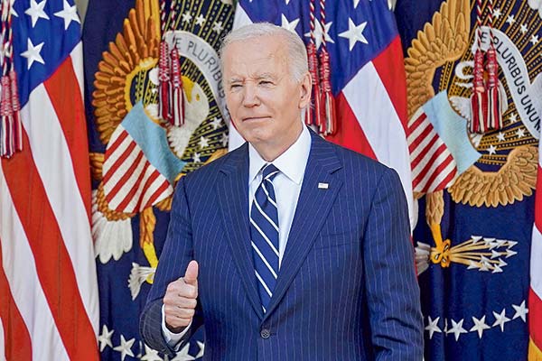 Biden aparece tras elecciones y llama a estadounidenses a “bajar la temperatura”