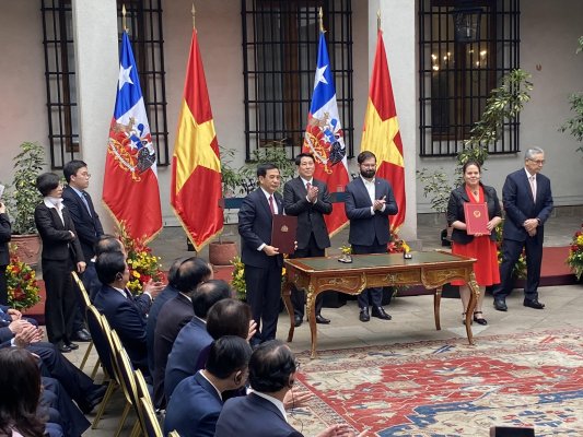 Chile y Vietnam firman acuerdos para profundizar su relación comercial