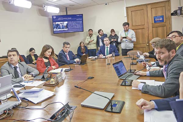 <p>Gobierno busca salvar subsidio eléctrico y ofrece ayuda para paneles solares</p>