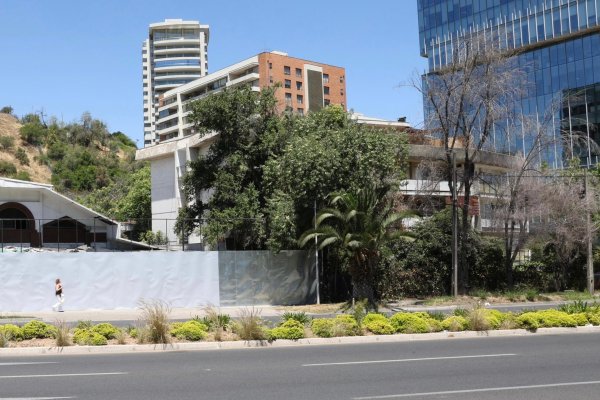 Inmobiliaria de Fernández León busca ampliar su nuevo proyecto en Las Condes y negocia compra de antiguo edificio