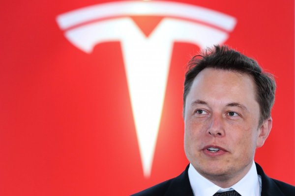 Acciones de Tesla y Rivian caen por reportes de que Trump planea eliminar créditos fiscales para compras de vehículos eléctricos