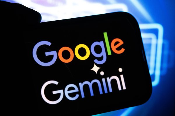 La apuesta de Google para competir con Siri: lleva al iPhone su asistente de voz Gemini Live