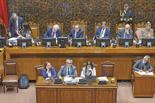 <p>El ministro Marcel, la subsecretaria Berner y la directora de Dipres ayer en el Senado. Foto: Agencia Uno</p>