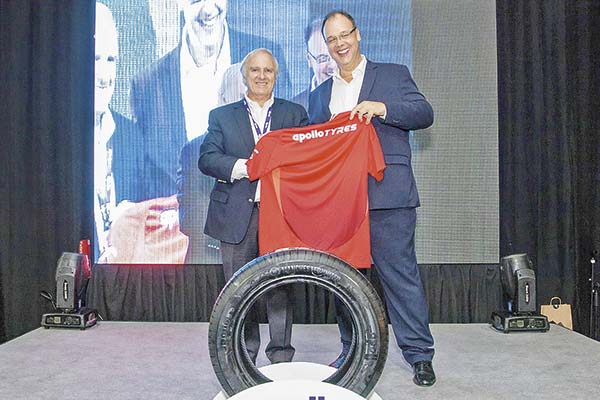 <p>El presidente del directorio del Grupo Lucas Blandford, Felipe Dittborn, junto al head Latam de Apollo Tyres, Rogerio Aguiar.</p>