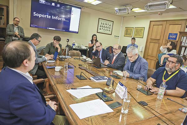 <p>Diputados piden al Gobierno regular vía ley la continuidad de contratas en el Estado tras dictamen de Dorothy Pérez</p>