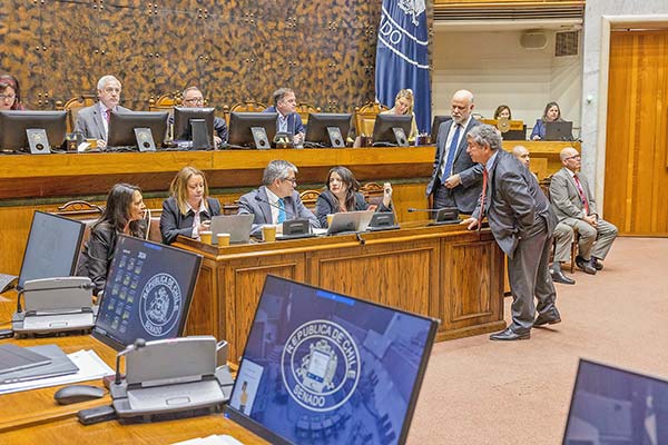 <p>Presupuesto: Gobierno presenta acuerdo en salud, mientras logra reponer algunos gastos en el Senado</p>