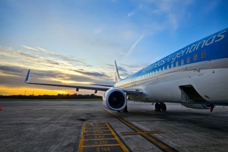 Gobierno de Javier Milei derogó la norma que obligaba a las empresas estatales a volar por Aerolíneas Argentinas