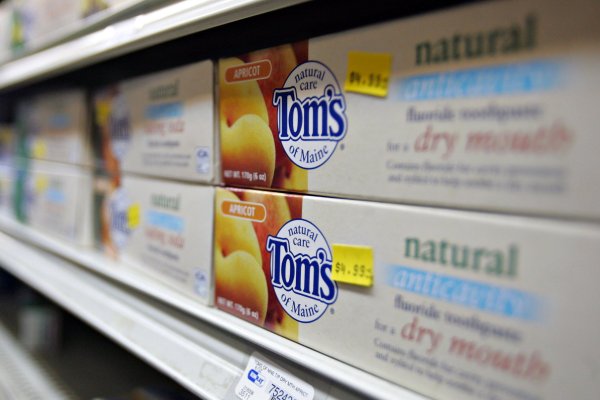 <p>Colgate cuestionada en Estados Unidos por usar agua contaminada con bacterias en la producción de pasta de dientes</p>