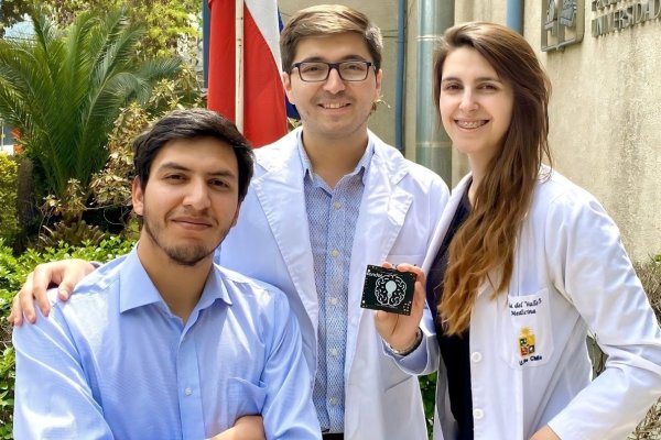 <p>Sebastián Muena, Raúl Castillo y Lucía del Valle, cofundadores de Candel Medical.</p>