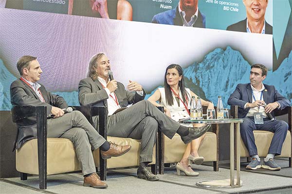 <p>Pablo Angelelli. José Miguel Benavente, Soledad Ovando y Gabriel San Martín.</p>