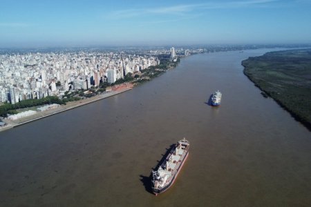 Gobierno argentino llamará a licitación para privatizar hidrovía en concesión por 30 años