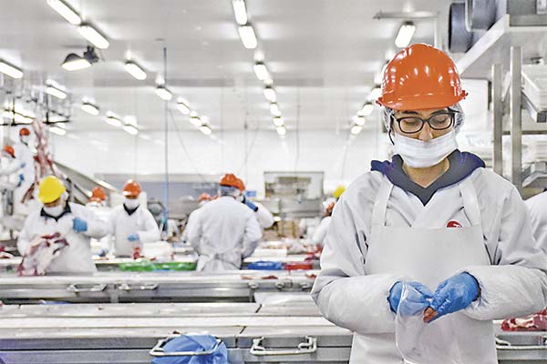 <p>Un aumento de la participación de las mujeres en el mercado laboral le puede dar un empujón al PIB en Chile, pero el camino no parece fácil</p>