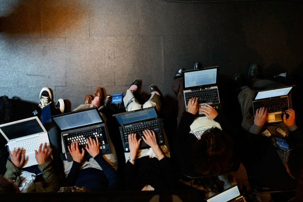 <p>Ejecutivos más efectivos y más tiempo para clientes: la experiencia de JPMorgan con la implementación de la IA generativa</p>