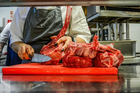 Carrefour anunció que no venderá carne del Mercosur y genera rechazo en productores del bloque