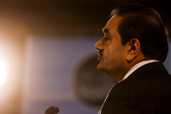 Regulador de mercados de EEUU cita al multimillonario indio Gautam Adani en demanda por presuntos sobornos