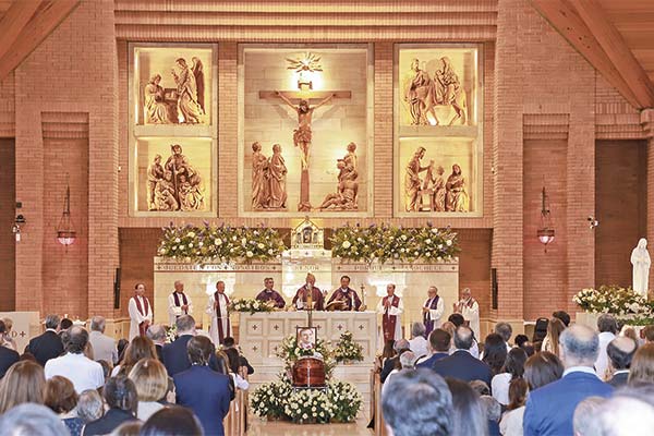 <p>La misa se realizó en la iglesia San Francisco de Sales en Vitacura. Fotos: Julio Castro</p>