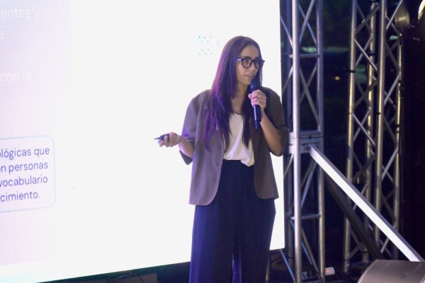 <p>La directora de MIVOS, Camila Quevedo, presentando su pitch ganador en el Encuentro de Ecosistemas de Emprendimiento 2024 de Corfo. (Foto: Corfo)</p>