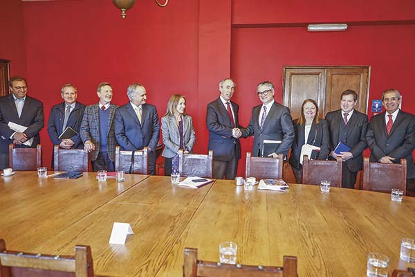 <p>Ad portas de reunión con Marcel, los grandes empresarios insisten en bajar el impuesto corporativo a 23% y la carga máxima a dividendos a 35%</p>