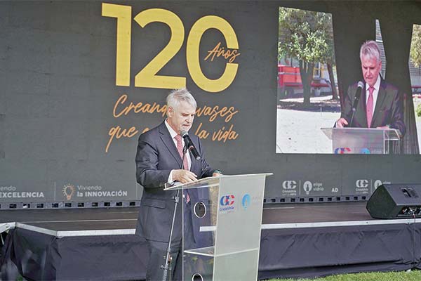<p>El presidente del directorio de Cristalerías, Baltazar Sánchez, dirigió unas palabras a los trabajadores. </p>