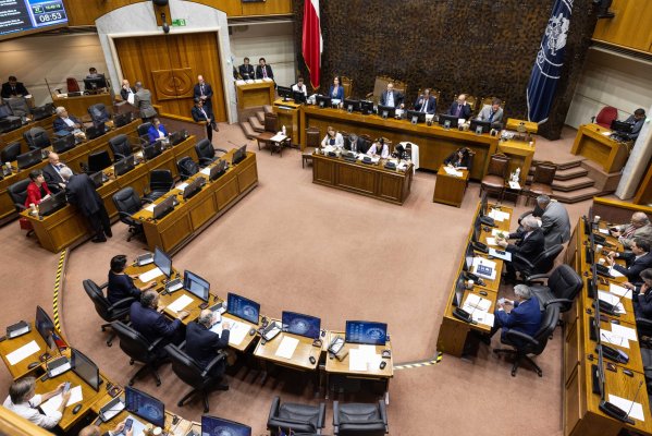 <p>Oficialismo y oposición presentan reforma al sistema político que busca terminar con los “partidos chicos”</p>