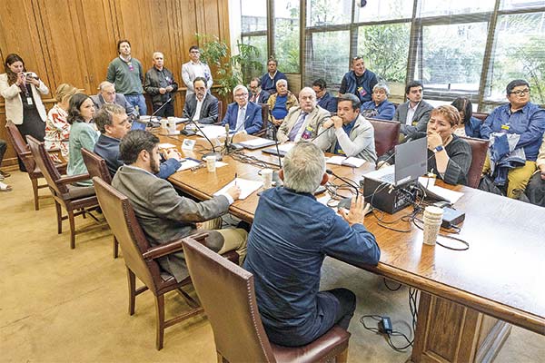 <p>Discusión por proyecto de cuotas pesqueras llega al Senado con fuerte oposición de la industria y sus trabajadores</p>