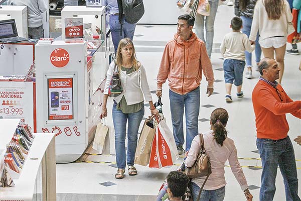 Ipsos: el pesimismo de los consumidores en Chile se acentúa en noviembre y deja al país en el fondo de la tabla de la región