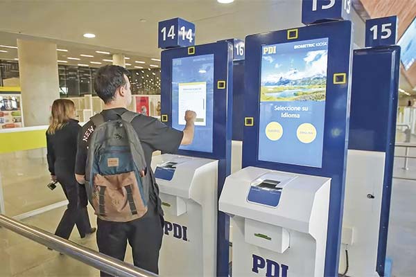 <p>IATA y demoras en el aeropuerto de Santiago: "Las autoridades deben asumir la responsabilidad de mejorar la experiencia del pasajero"</p>